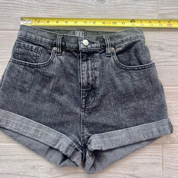 BDG‎ Urban Outfitters Womens Gray Rolled Hem Mom High-Rise Denim Short Size 26 - Picture 1 of 6